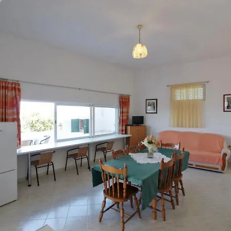 Zdenko 1 By Interhome קאלי